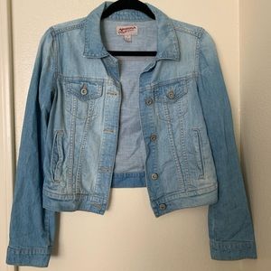 Light wash jean jacket 💙